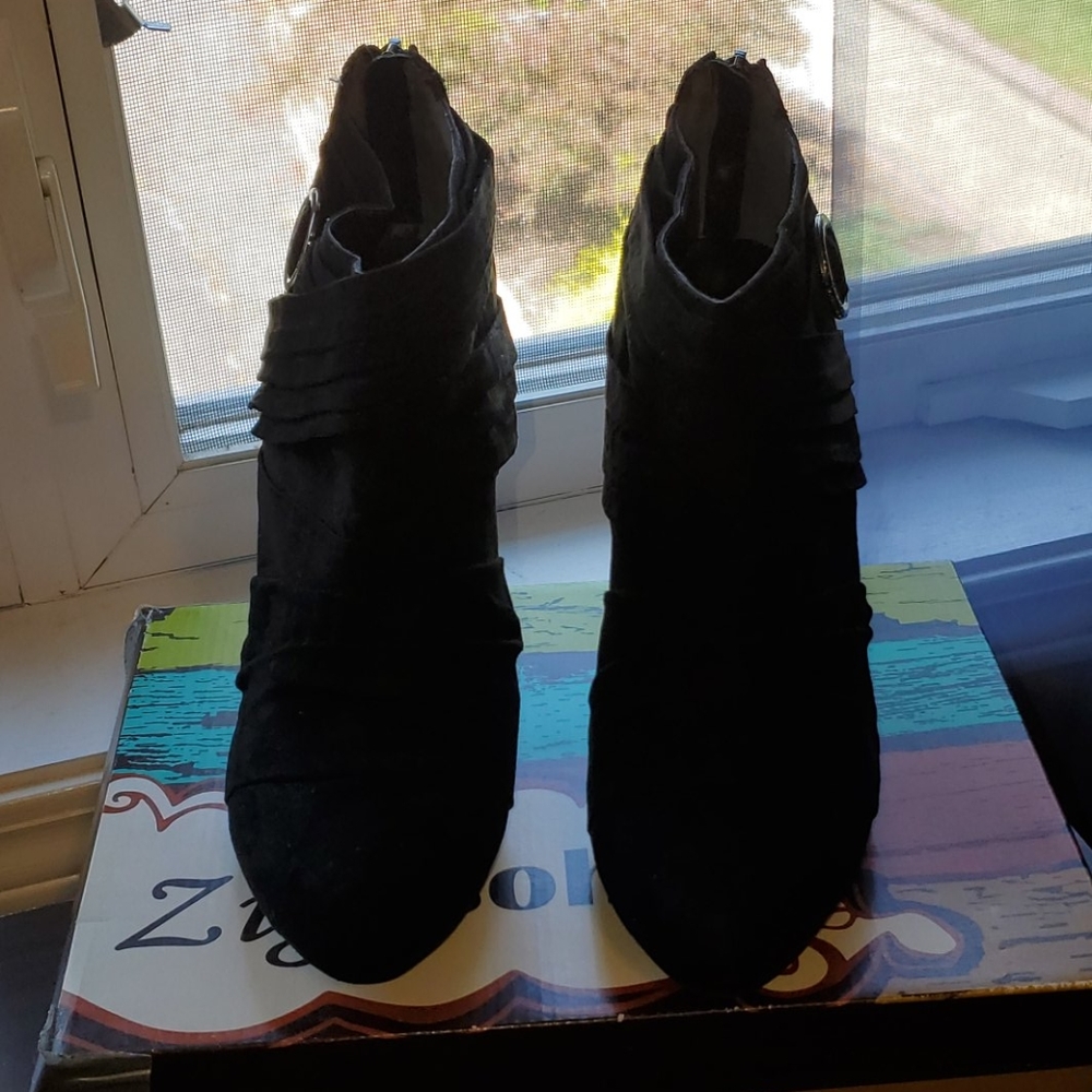 Guess black low top boot